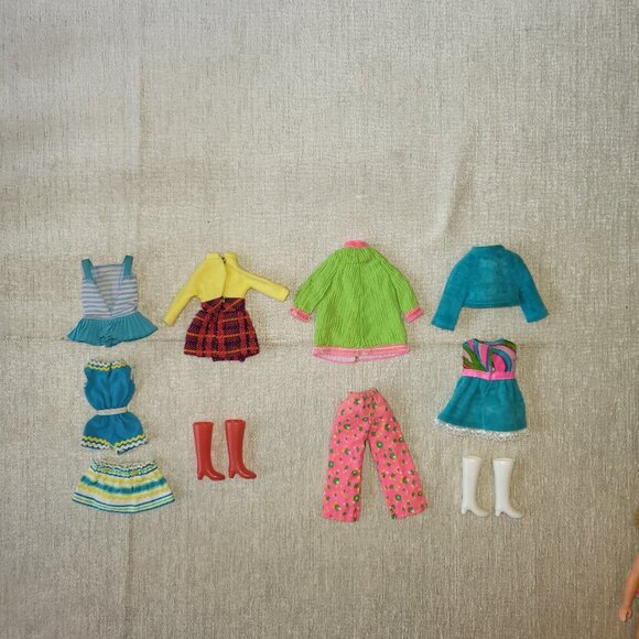 Vintage 1970s Skipper Doll with Outfits - Picture 3 of 7